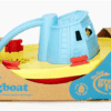 Sleepboot van Green Toys in verpakking. Gemaakt van gerecyclede materialen.