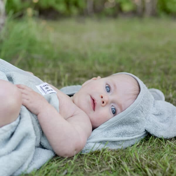 Baby in Rabbit Badcape.