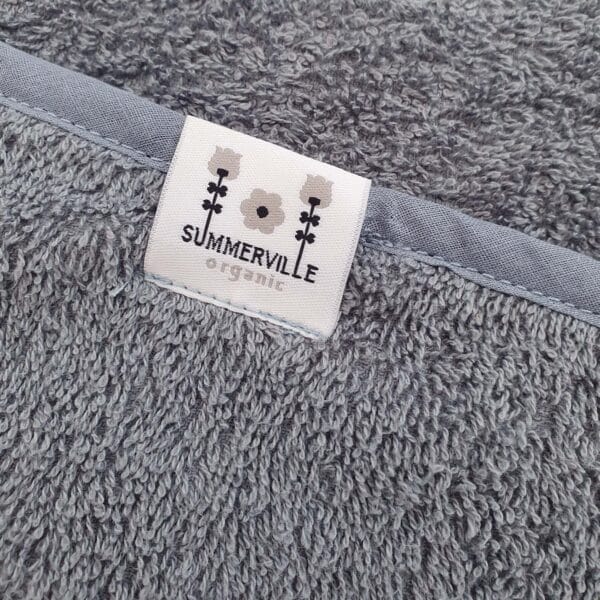 Logo detail Summerville organic in grijze badcape van biologisch katoen.