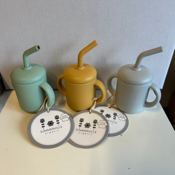 Siliconen beker met rietje in diverse kleuren van Summerville Organic – zachte en herbruikbare drinkbeker voor kinderen