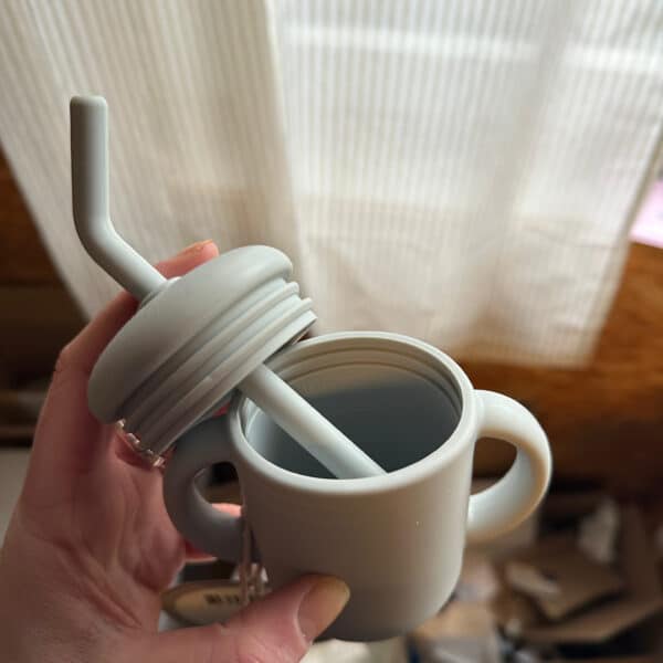 Siliconen beker met rietje in diverse kleuren van Summerville Organic – zachte en herbruikbare drinkbeker voor kinderen