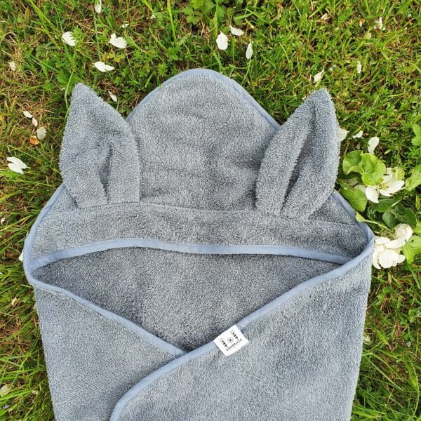 Konijnenoren aan Rabbit Baby Badcape van SUmmerville Organic.