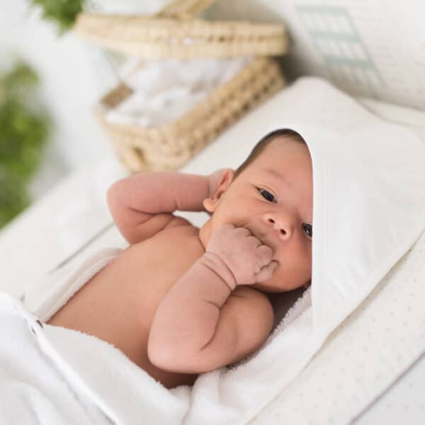 Baby in witte baby badstof badcape van Summerville Organic.