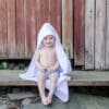 dreumes in witte badcape van biologisch katoen