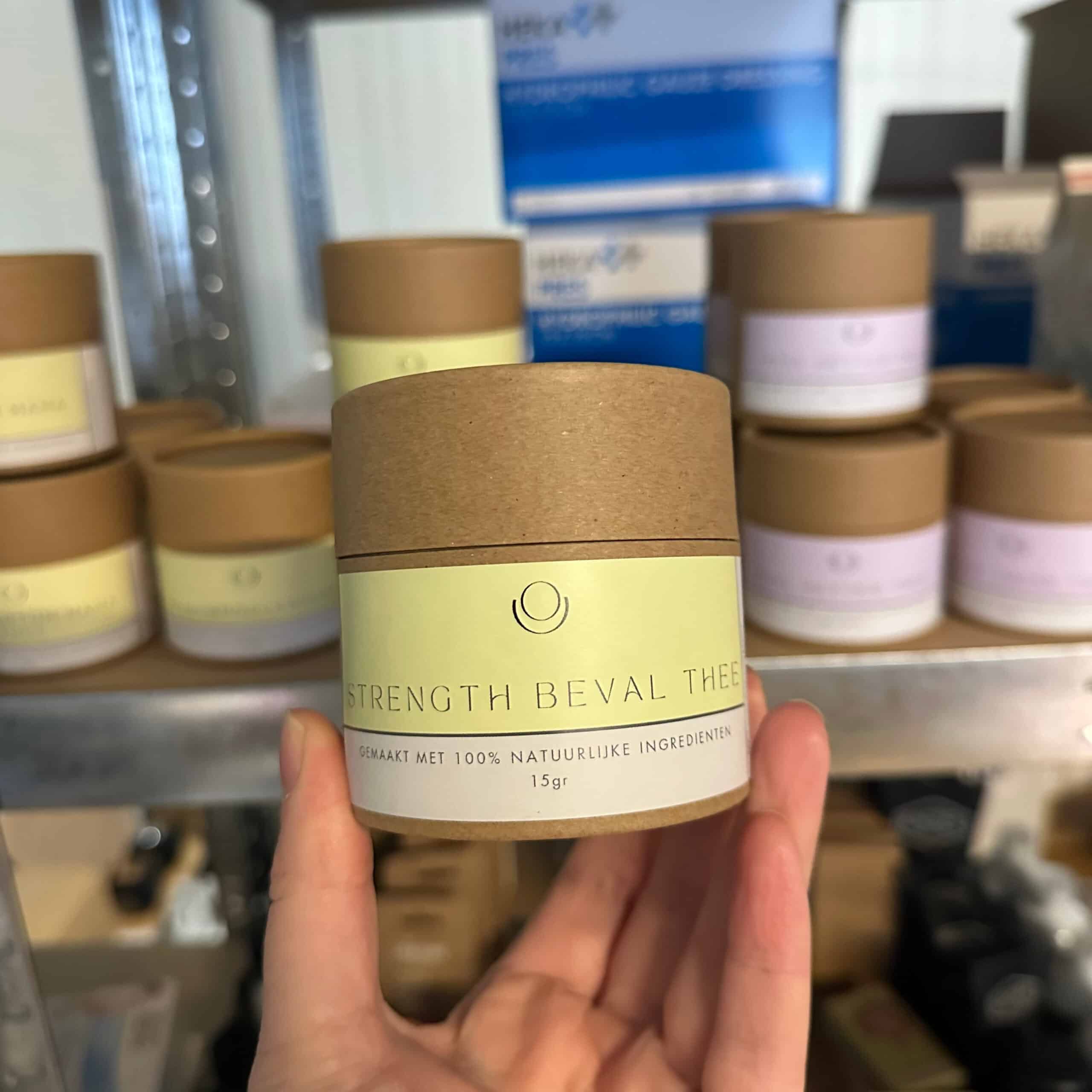 Strength beval thee vrouwenmantel en rozenblaadjes 15 gram The Chamomile Collective – natuurlijke bevallingsthee kopen bij Pure Start