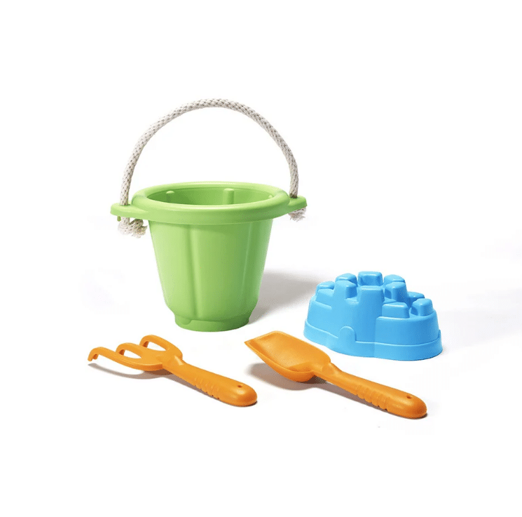 Strandemmer van gerecycled plastic met schepje harkje en vormpje.