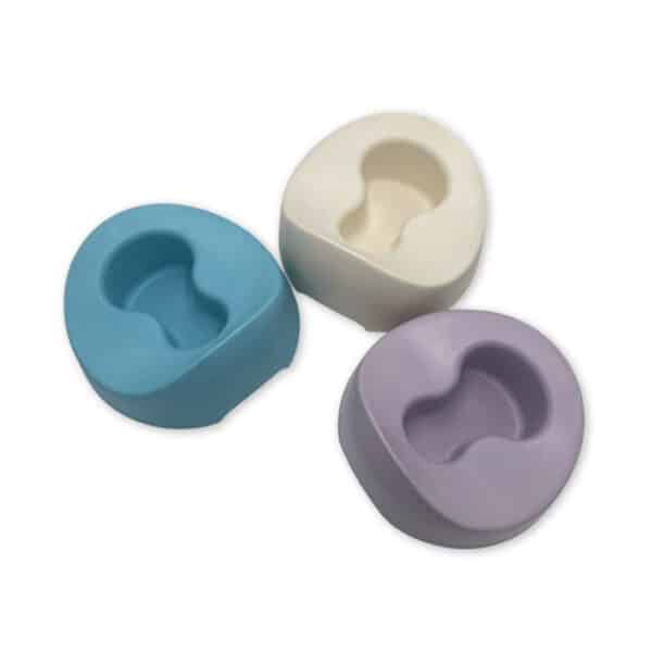 anatomisch plaspotje van bioplastic in naturel, paars en blauw kleur van EcoPitchoun, ergonomisch en duurzaam ontworpen voor zindelijkheidstraining