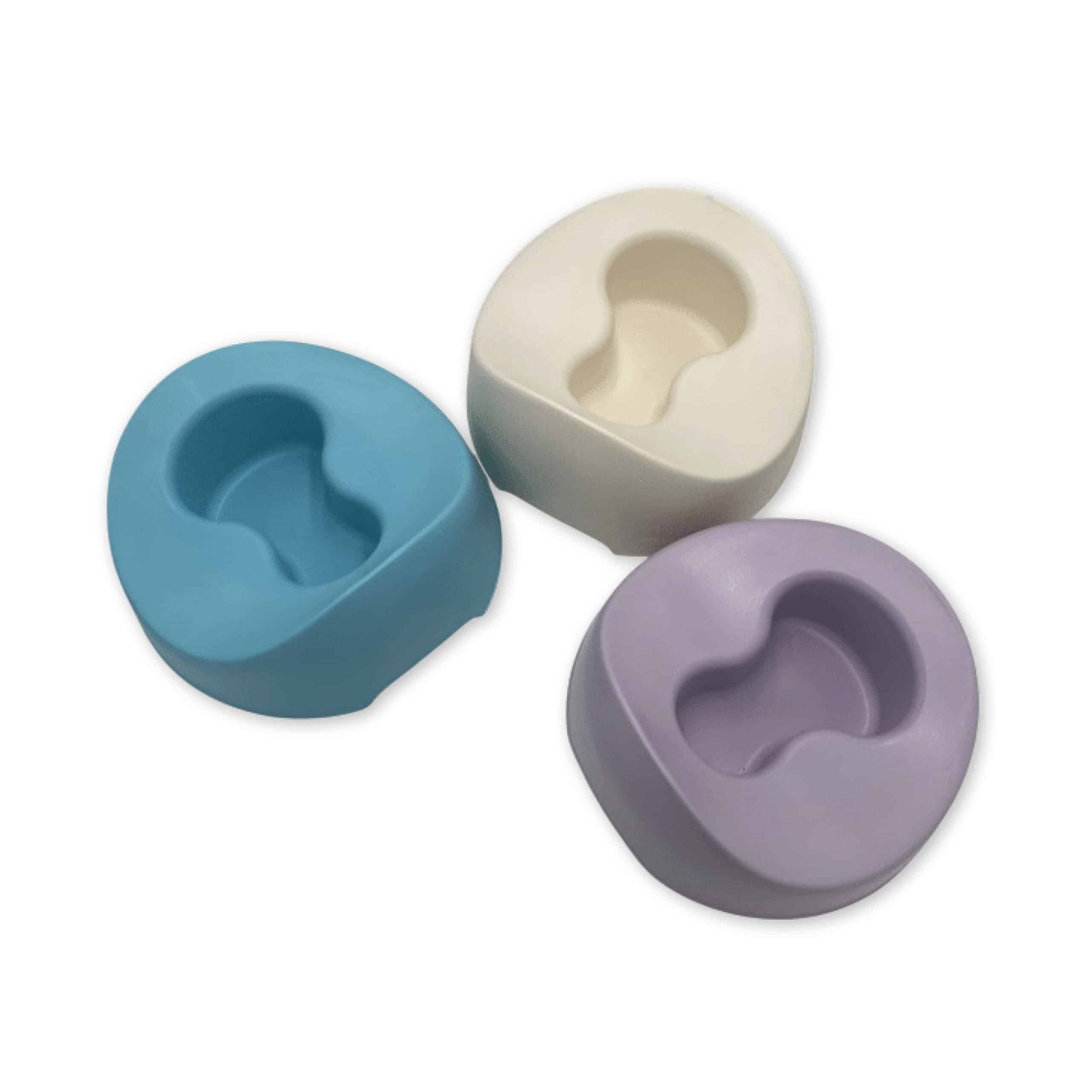 anatomisch plaspotje van bioplastic in naturel, paars en blauw kleur van EcoPitchoun, ergonomisch en duurzaam ontworpen voor zindelijkheidstraining