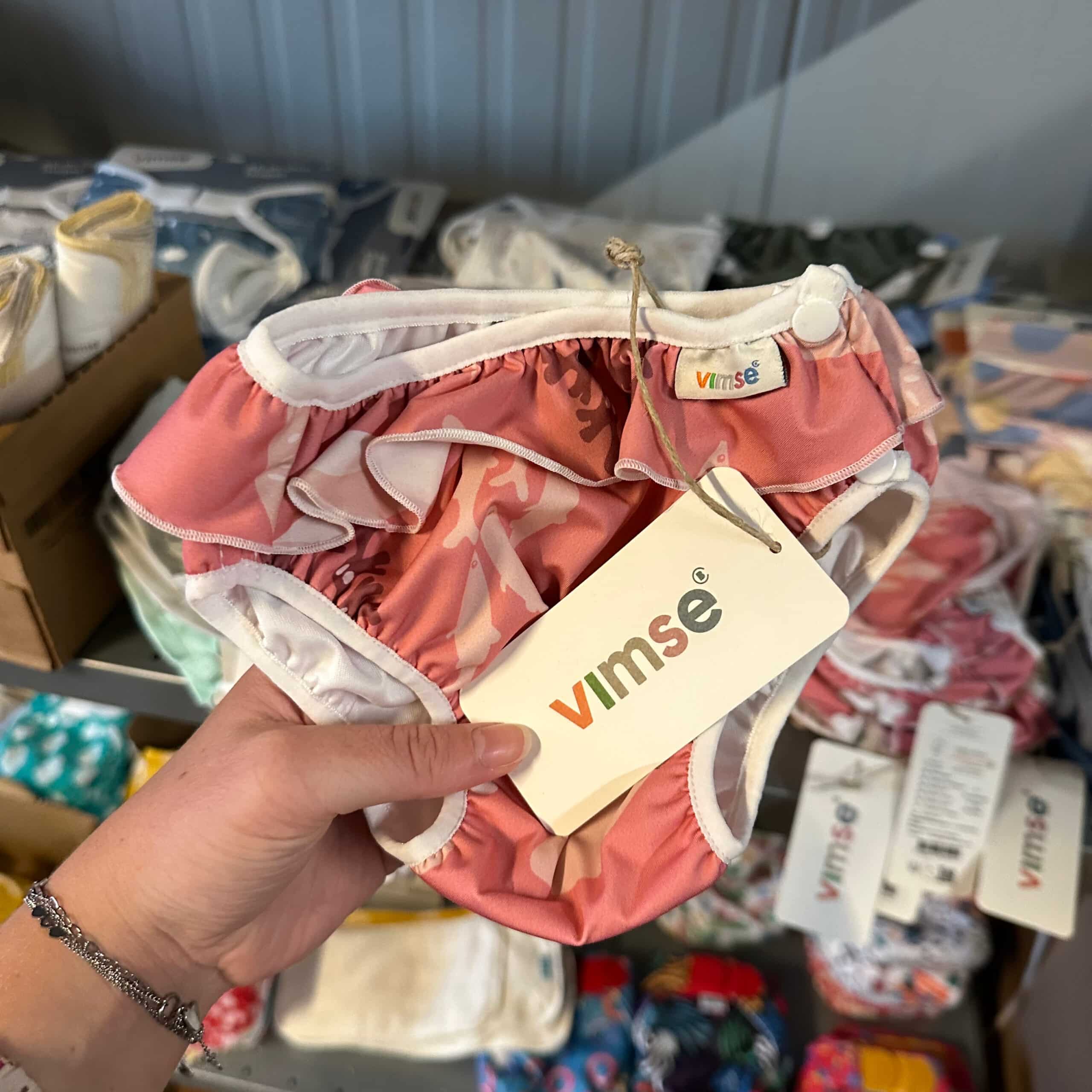 Imse Vimse wasbare zwemluier Pink Whale – herbruikbare en comfortabele zwemluier van biologisch katoen met vrolijke print voor baby’s en peuters