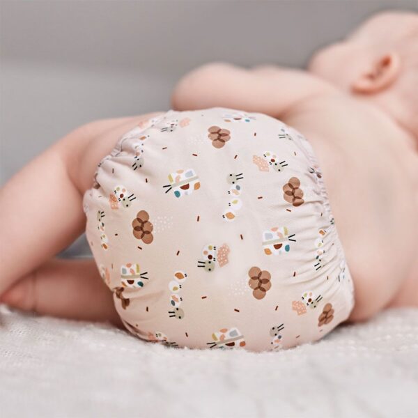 Baby met wasbare luier