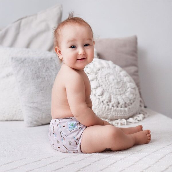 baby met blumchen overbroekje zeepaardje.