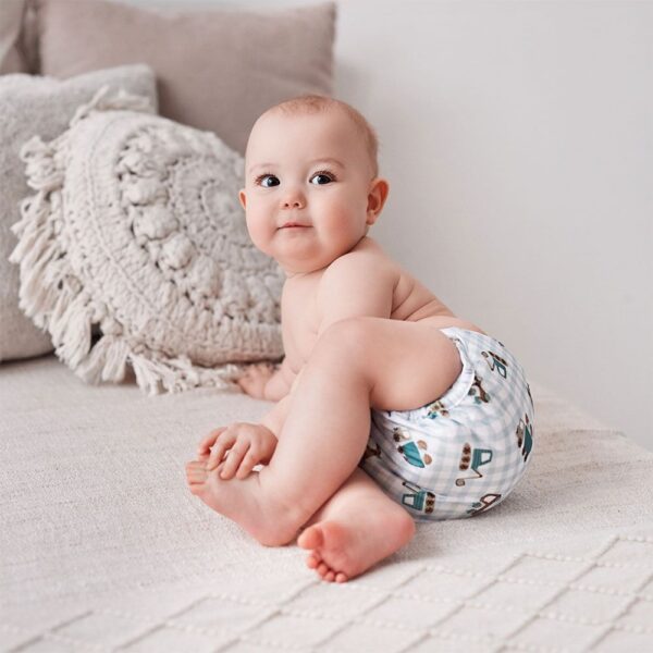 Baby met Blümchen luier om.