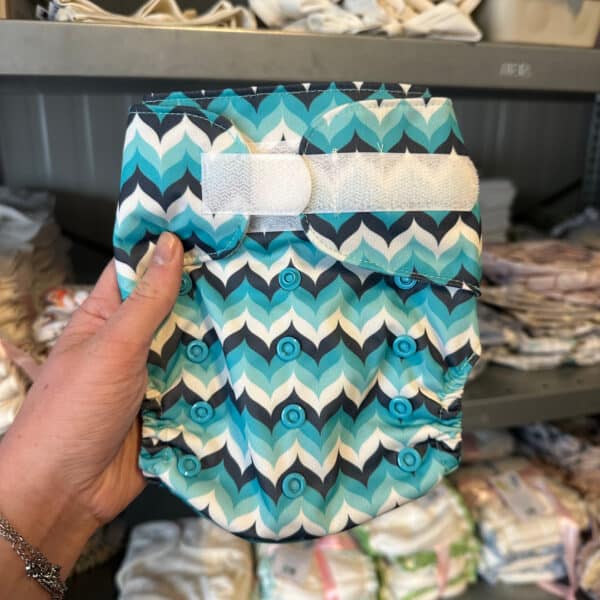 Pocketluier Geometric van Blümchen – wasbare luier met verstelbare drukknopen en vrolijk dessin, comfortabel en lekvrij voor dagelijks gebruik.