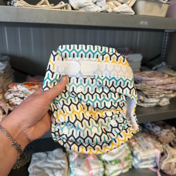 Pocketluier Geometric van Blümchen – wasbare luier met verstelbare drukknopen en vrolijk dessin, comfortabel en lekvrij voor dagelijks gebruik.