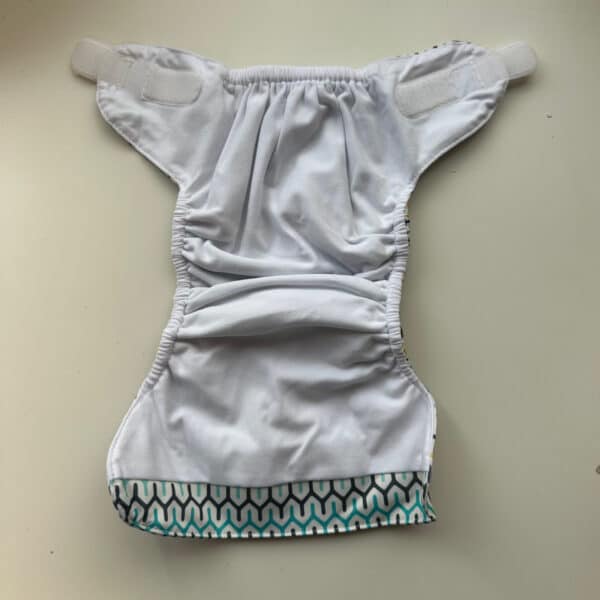 Pocketluier Geometric van Blümchen – wasbare luier met verstelbare drukknopen en vrolijk dessin, comfortabel en lekvrij voor dagelijks gebruik.