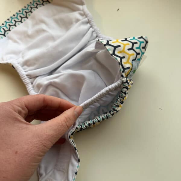 Pocketluier Geometric van Blümchen – wasbare luier met verstelbare drukknopen en vrolijk dessin, comfortabel en lekvrij voor dagelijks gebruik.