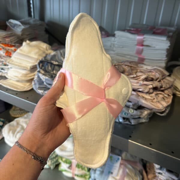 Wasbaar maandverband nacht van biologisch katoen (3 stuks) van Blümchen – zachte, ademende en lekvrije nachtverbanden voor duurzaam comfort.