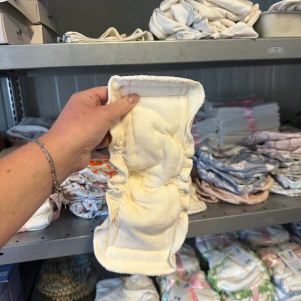 Inlegger AI2 met klittenband van bamboe van Blümchen – zachte, absorberende wasbare luierinlegger met verstelbare pasvorm voor extra comfort.