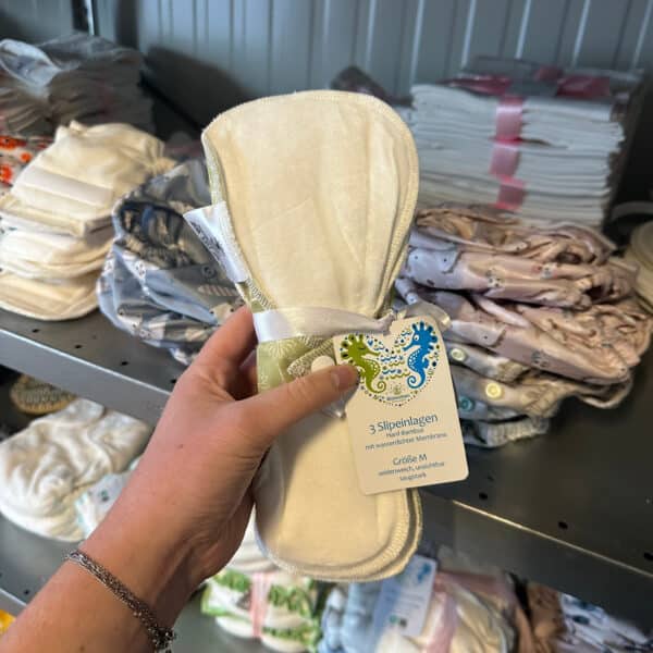 Wasbaar maandverband Floral Green van hennep en bamboe (3 stuks) van Blümchen – duurzaam, zacht en extra absorberend herbruikbaar maandverband.