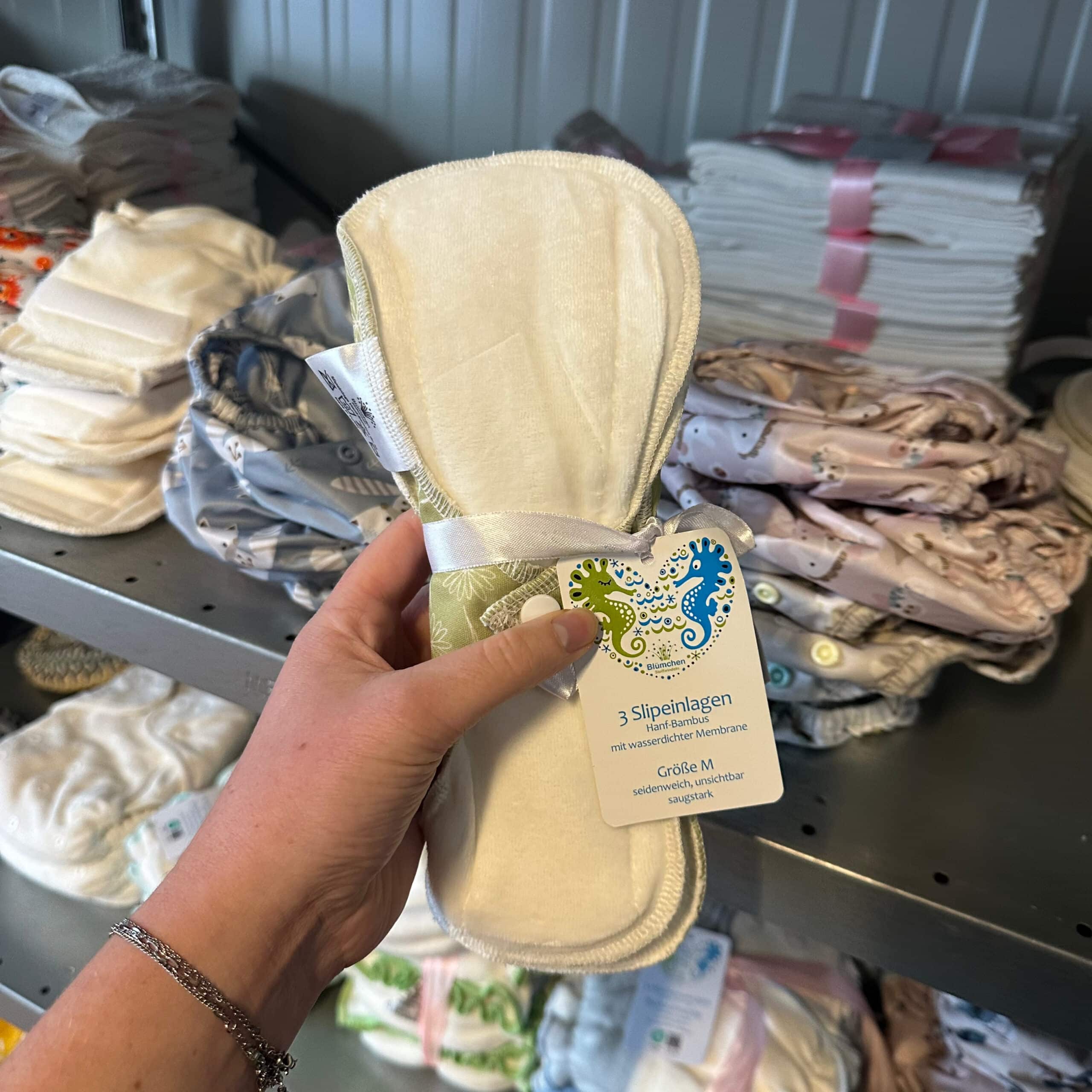 Wasbaar maandverband Floral Green van hennep en bamboe (3 stuks) van Blümchen – duurzaam, zacht en extra absorberend herbruikbaar maandverband.