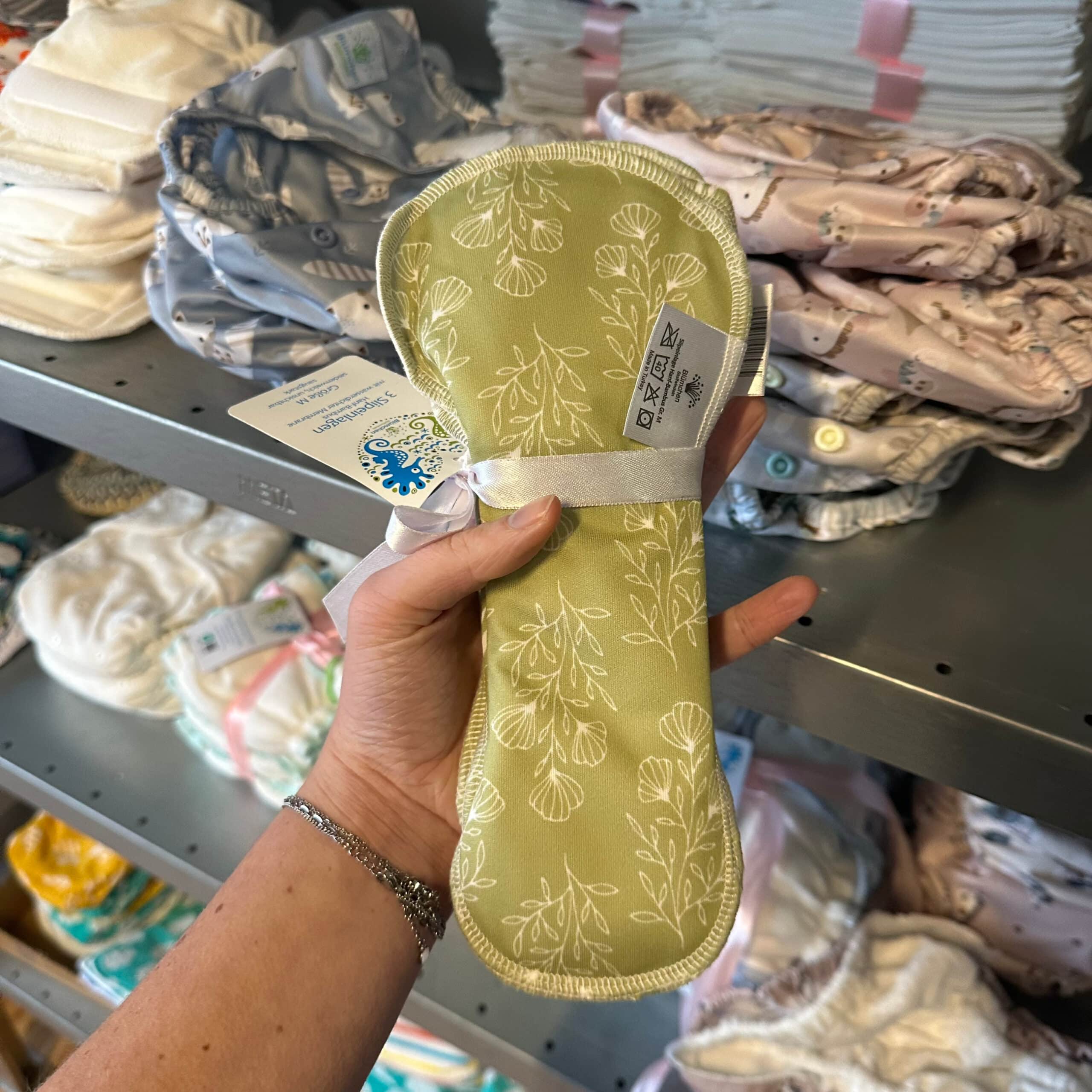 Wasbaar maandverband Floral Green van hennep en bamboe (3 stuks) van Blümchen – duurzaam, zacht en extra absorberend herbruikbaar maandverband.