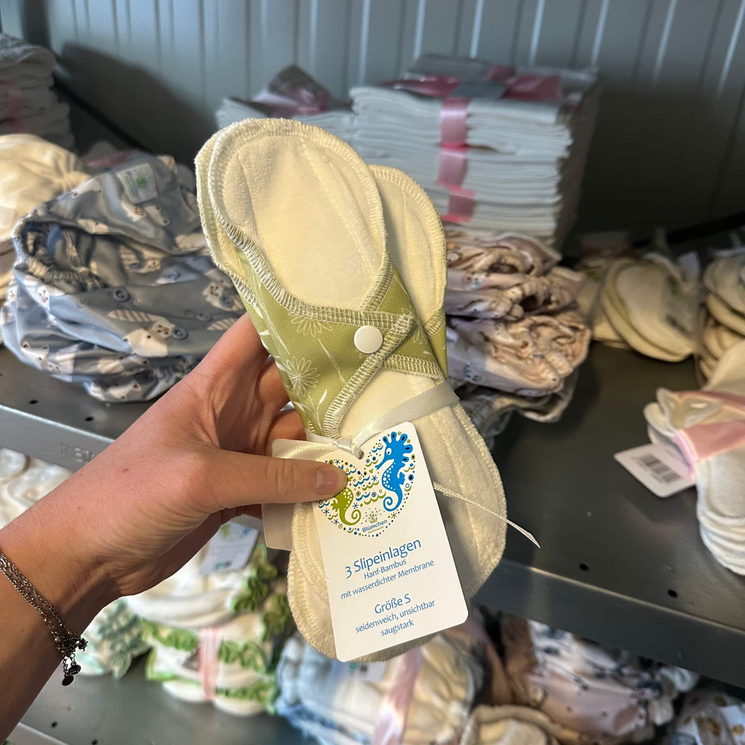 Wasbare inlegkruisjes Floral Green van hennep en bamboe (3 stuks) van Blümchen – dun, ademend en herbruikbaar inlegkruisje voor dagelijks comfort.