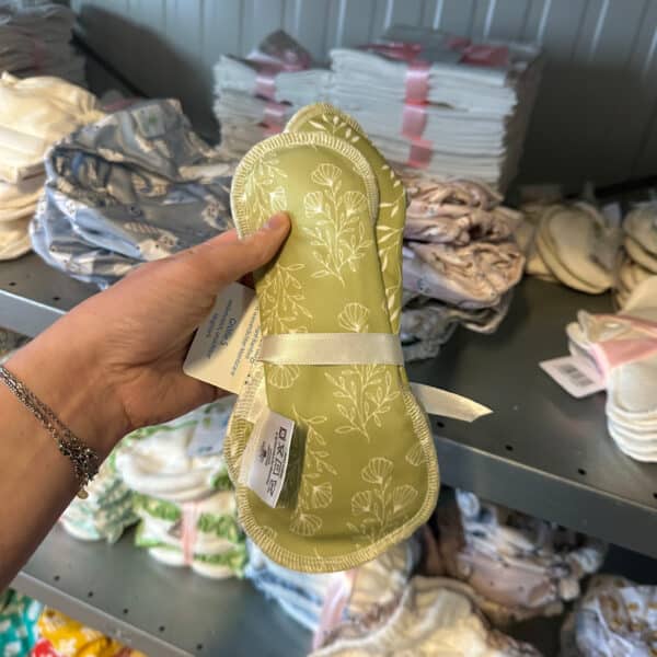 Wasbare inlegkruisjes Floral Green van hennep en bamboe (3 stuks) van Blümchen – dun, ademend en herbruikbaar inlegkruisje voor dagelijks comfort.