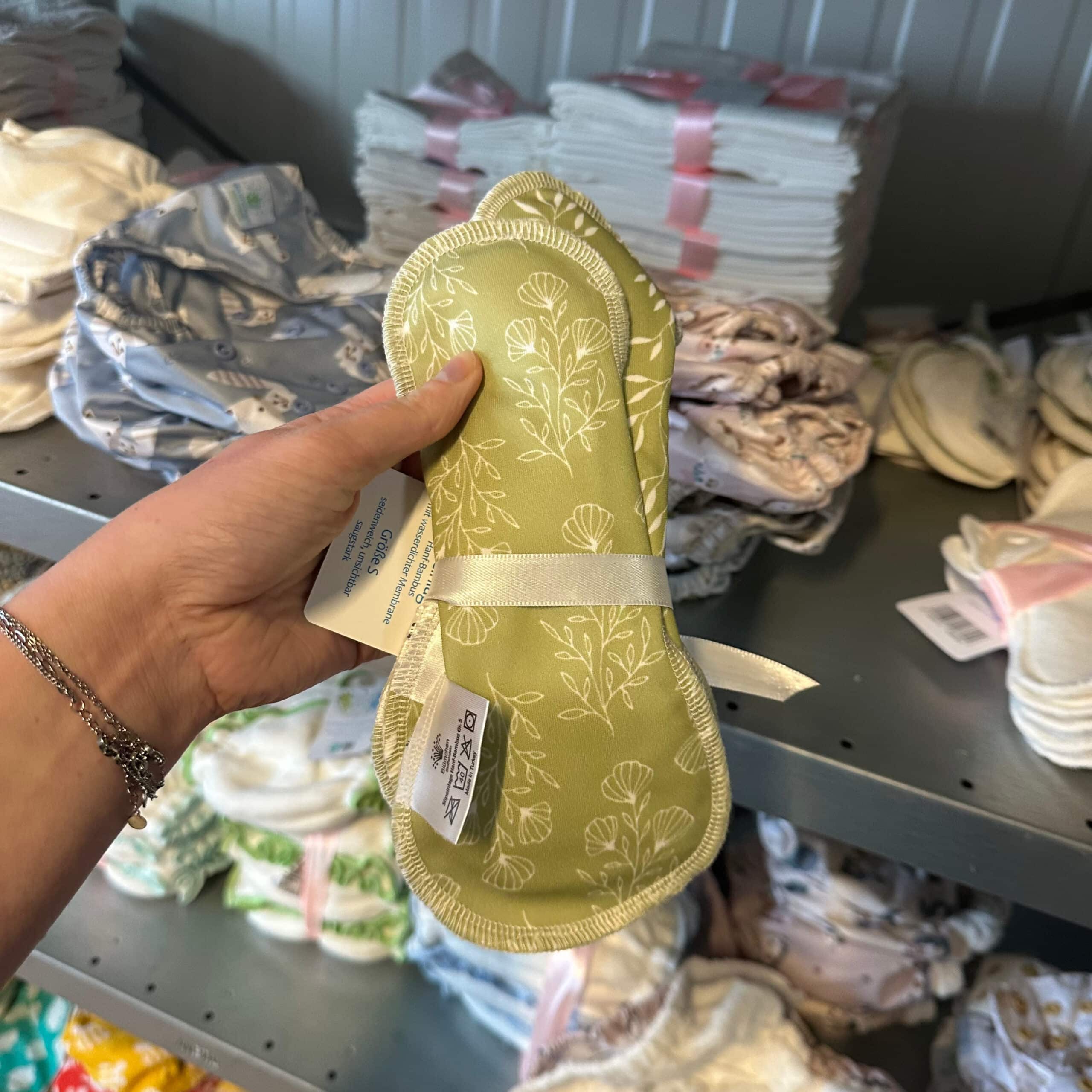 Wasbare inlegkruisjes Floral Green van hennep en bamboe (3 stuks) van Blümchen – dun, ademend en herbruikbaar inlegkruisje voor dagelijks comfort.