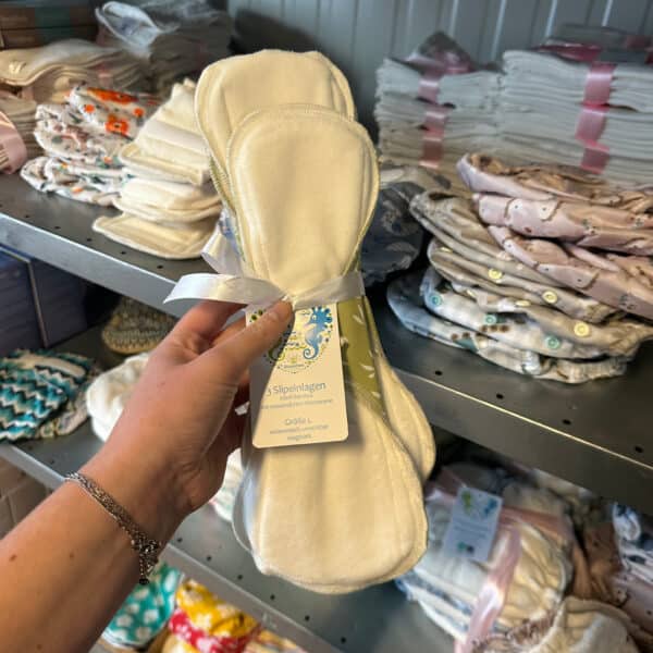 Wasbaar maandverband Floral Green L van hennep en bamboe (3 stuks) van Blümchen – groot, zacht en extra absorberend herbruikbaar maandverband voor duurzaam gebruik.