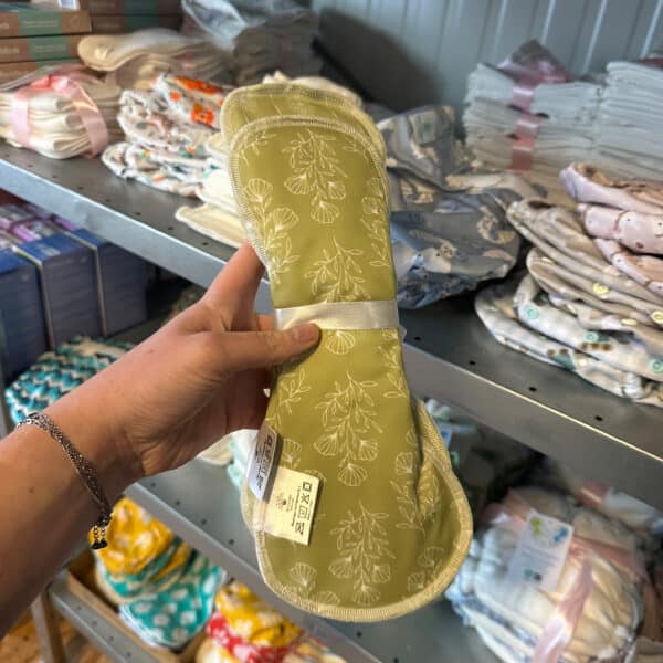 Wasbaar maandverband Floral Green L van hennep en bamboe (3 stuks) van Blümchen – groot, zacht en extra absorberend herbruikbaar maandverband voor duurzaam gebruik.