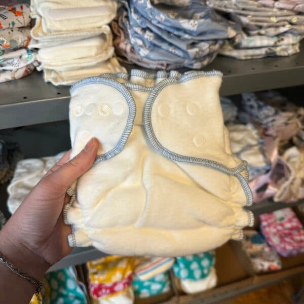 Wasbare luier van biologisch katoen maat L (8–15 kg) van Blümchen – zachte, absorberende en duurzame luier voor een comfortabele pasvorm.