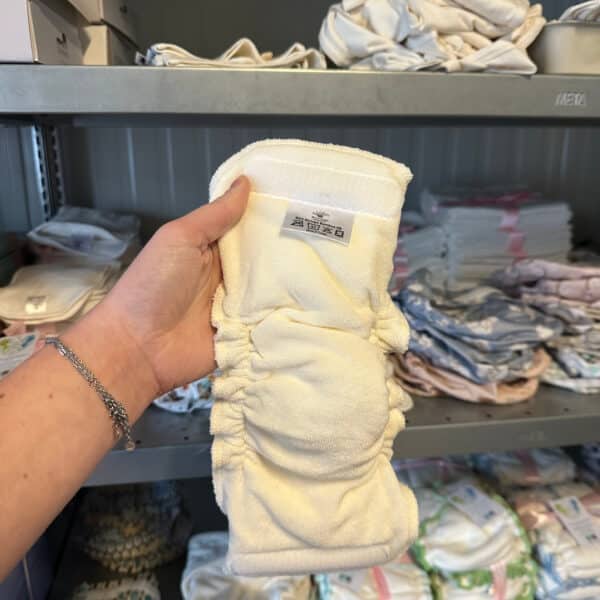 Inlegger AI2 met klittenband van bamboe van Blümchen – zachte, absorberende wasbare luierinlegger met verstelbare pasvorm voor extra comfort.