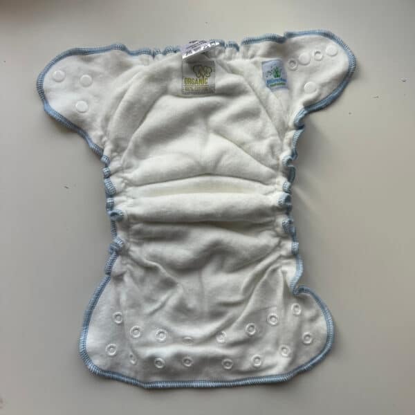 Wasbare luier van biologisch katoen maat L (8–15 kg) van Blümchen – zachte, absorberende en duurzame luier voor een comfortabele pasvorm.