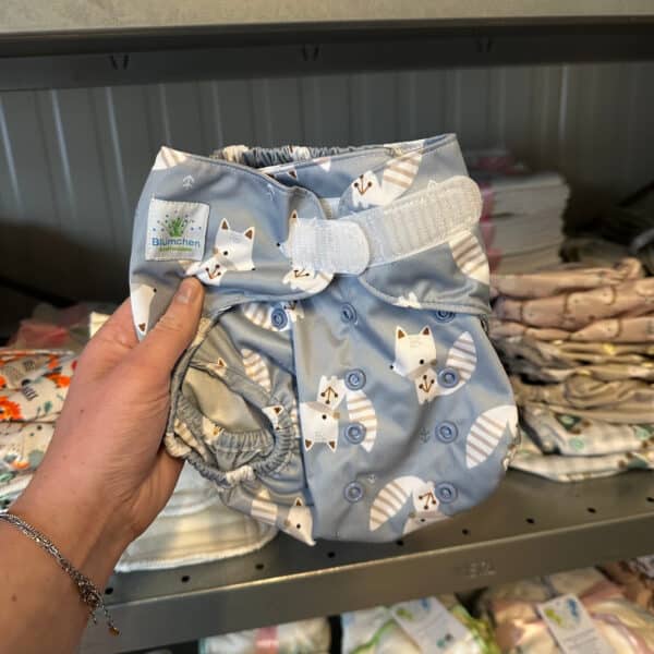 Blümchen overbroekje Harmony – wasbaar overbroekje met lekvrije randen en verstelbare drukknopen, ideaal voor over voorgevormde luiers of inleggers.