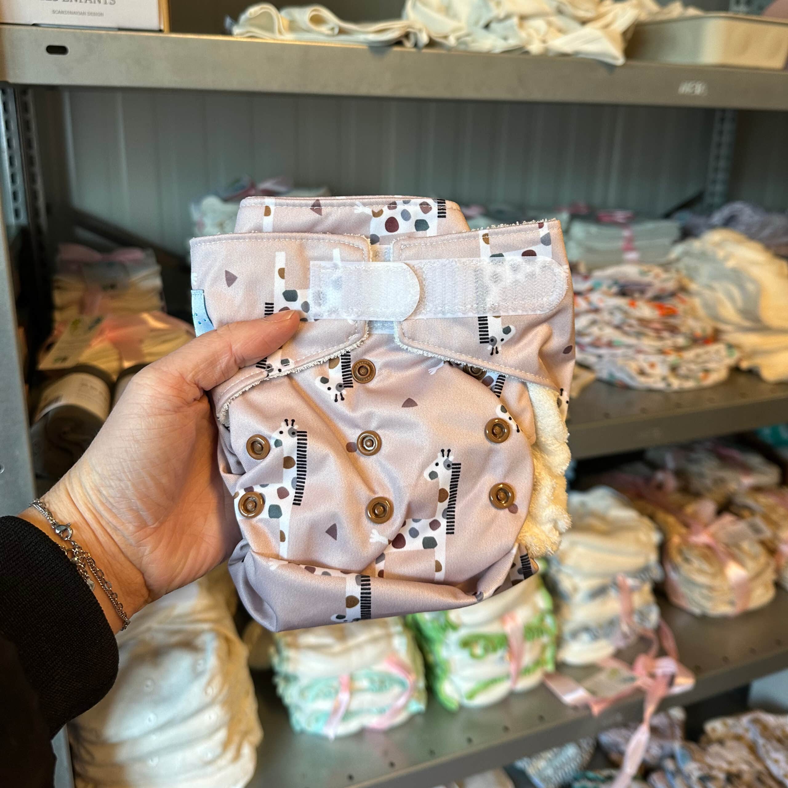 Blümchen wasbare all-in-one luier met klittenband in kleurrijk dessin, herbruikbare AIO luier voor baby’s, lekvrij en zacht, duurzaam alternatief voor wegwerpluiers bij Pure Start.