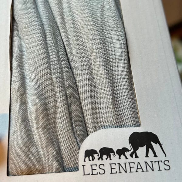 Les Enfants borstvoedingsdoek, sjaal en poncho in één, zachte en ademende cover voor discreet voeden, ideaal voor onderweg, verkrijgbaar bij Pure Start.
