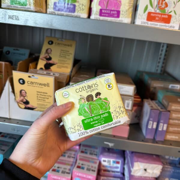 Cottons biologisch maandverband ultradun, 14 stuks, hypoallergeen en ademend maandverband van biologisch katoen, comfortabel en geschikt voor gevoelige huid, verkrijgbaar bij Pure Start.