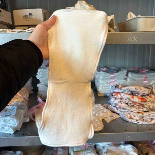 Blümchen booster zandlopervorm van biologisch katoen 18 x 40 cm, extra absorberende inlegger voor wasbare luiers, zacht en duurzaam, verkrijgbaar bij Pure Start.