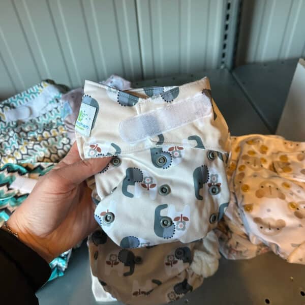 Blümchen wasbare all-in-one luier met klittenband in kleurrijk dessin, herbruikbare AIO luier voor baby’s, lekvrij en zacht, duurzaam alternatief voor wegwerpluiers bij Pure Start.