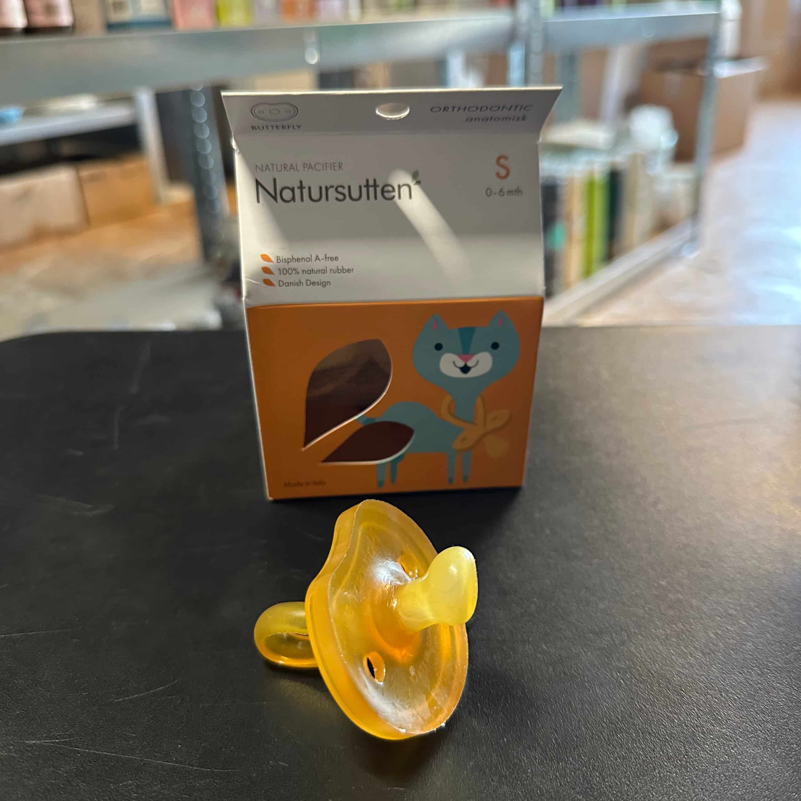 Natursutten fopspeen vlindermodel anatomisch, natuurlijke rubberen speen voor baby’s, zacht, veilig en vrij van schadelijke stoffen, verkrijgbaar bij Pure Start.