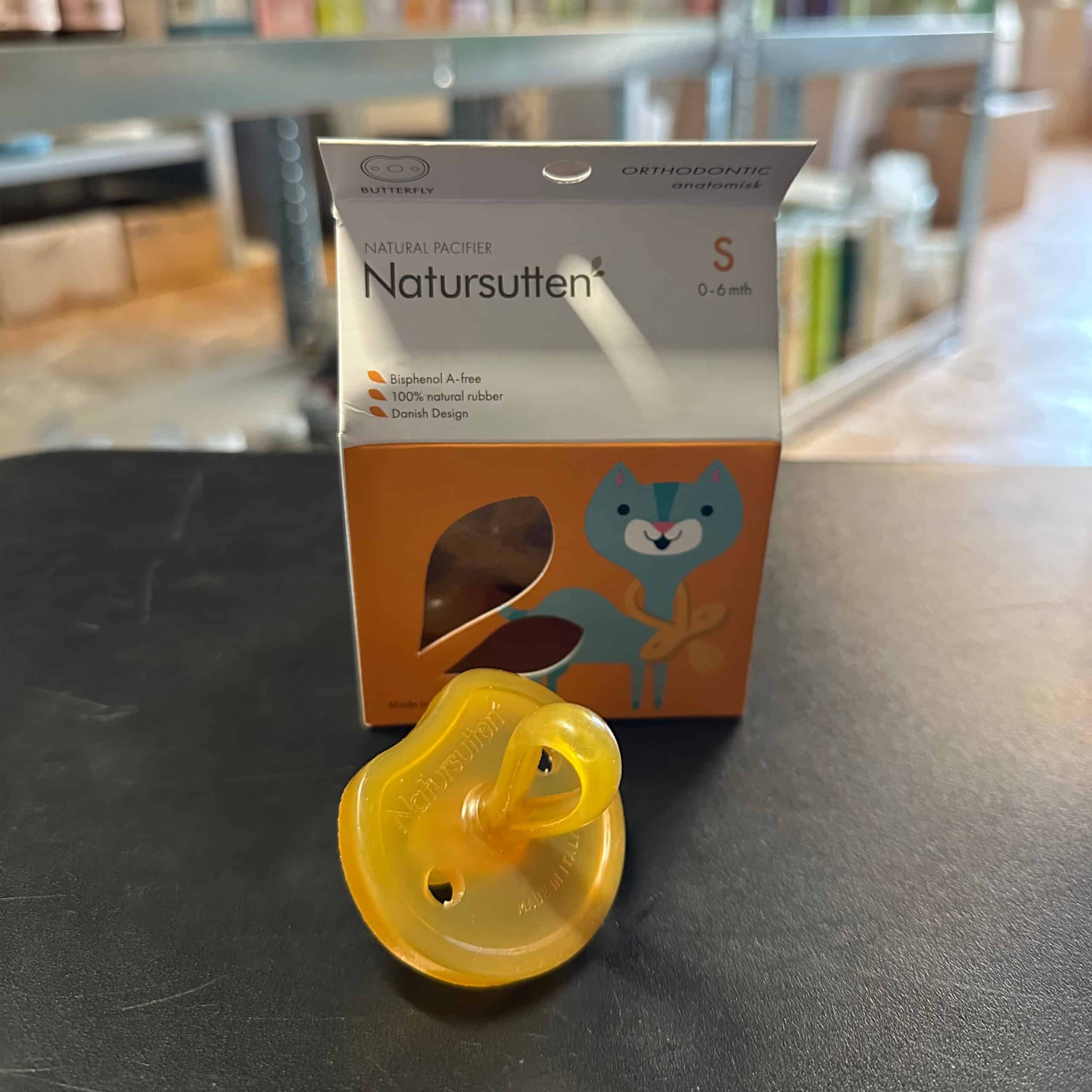 Natursutten fopspeen vlindermodel anatomisch, natuurlijke rubberen speen voor baby’s, zacht, veilig en vrij van schadelijke stoffen, verkrijgbaar bij Pure Start.