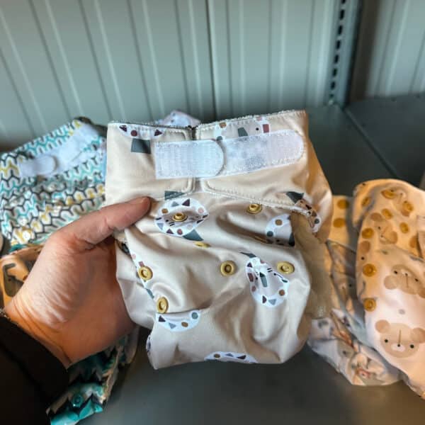 Blümchen wasbare all-in-one luier met klittenband in kleurrijk dessin, herbruikbare AIO luier voor baby’s, lekvrij en zacht, duurzaam alternatief voor wegwerpluiers bij Pure Start.