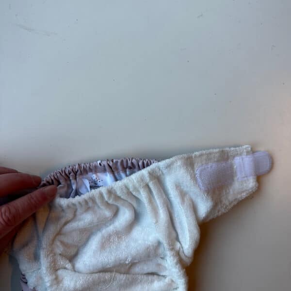 Blümchen wasbare all-in-one luier met klittenband in kleurrijk dessin, herbruikbare AIO luier voor baby’s, lekvrij en zacht, duurzaam alternatief voor wegwerpluiers bij Pure Start.