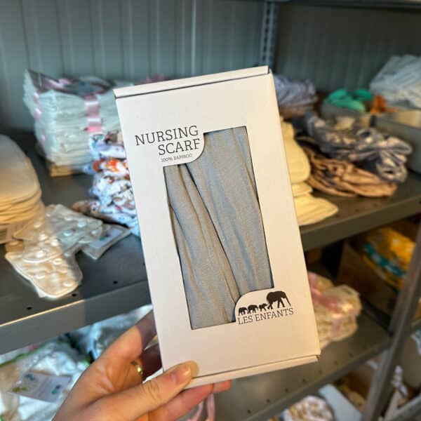 Les Enfants borstvoedingsdoek, sjaal en poncho in één, zachte en ademende cover voor discreet voeden, ideaal voor onderweg, verkrijgbaar bij Pure Start.