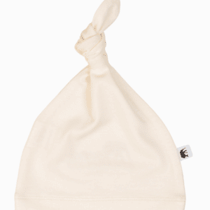 Babymutsje van bamboe met knoop.