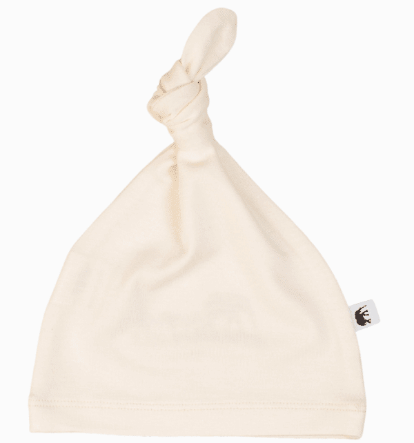 Babymutsje van bamboe met knoop.