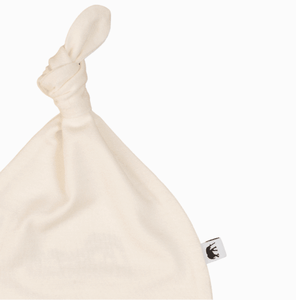 Babymutsje ecru kleur van bamboe stof.