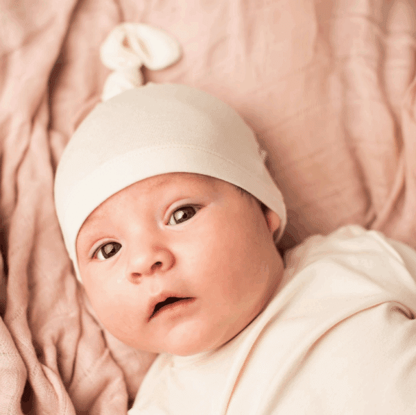 baby met babymutsje van Les Enfants