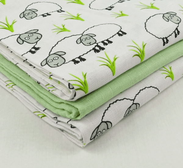 Stapel van 3 hydrofiele doeken met schaapjesdessin. Biologisch katoenen luier.