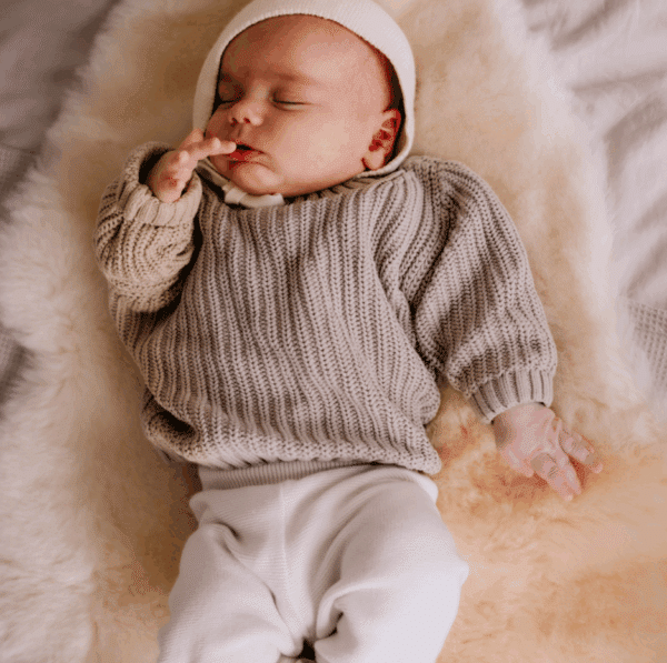 Schapenvacht voor je baby, van het merk pure baby love.